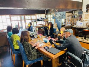 投資仲間と集まり、学び合っている様子