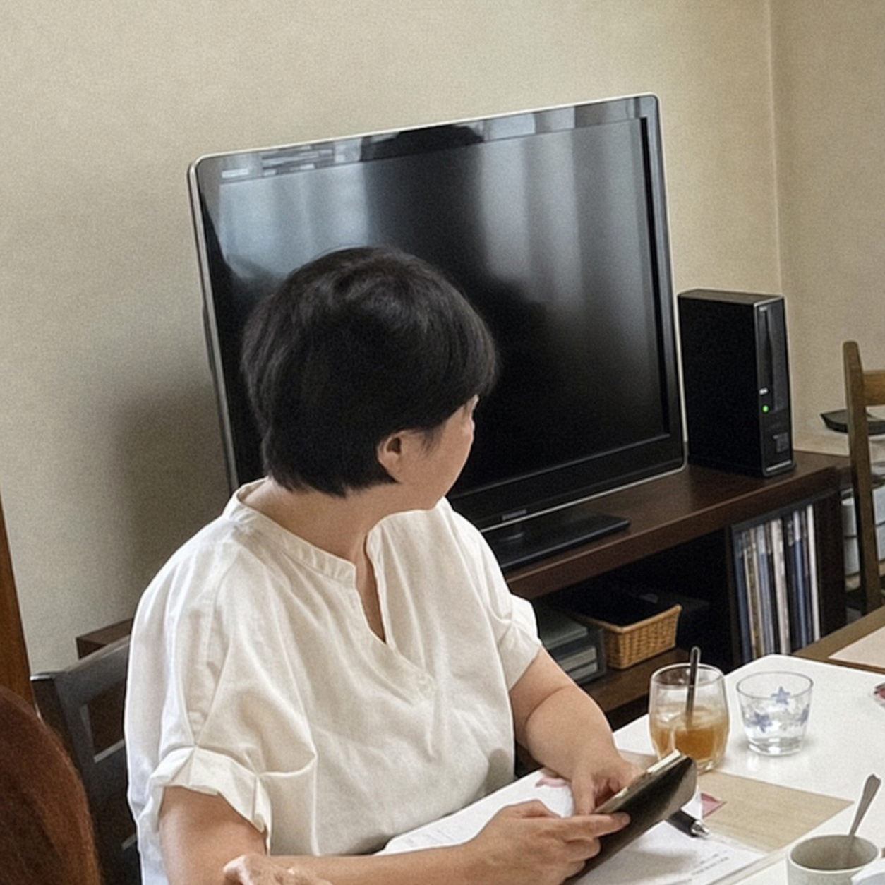 タブレットを手に株式投資を学ぶ受講生